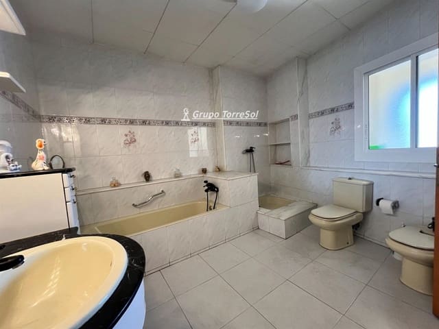 Chalet de 6 habitaciones en Sant Sadurní d'Anoia en venta con garaje - 300.000 € (Ref: 9534621)