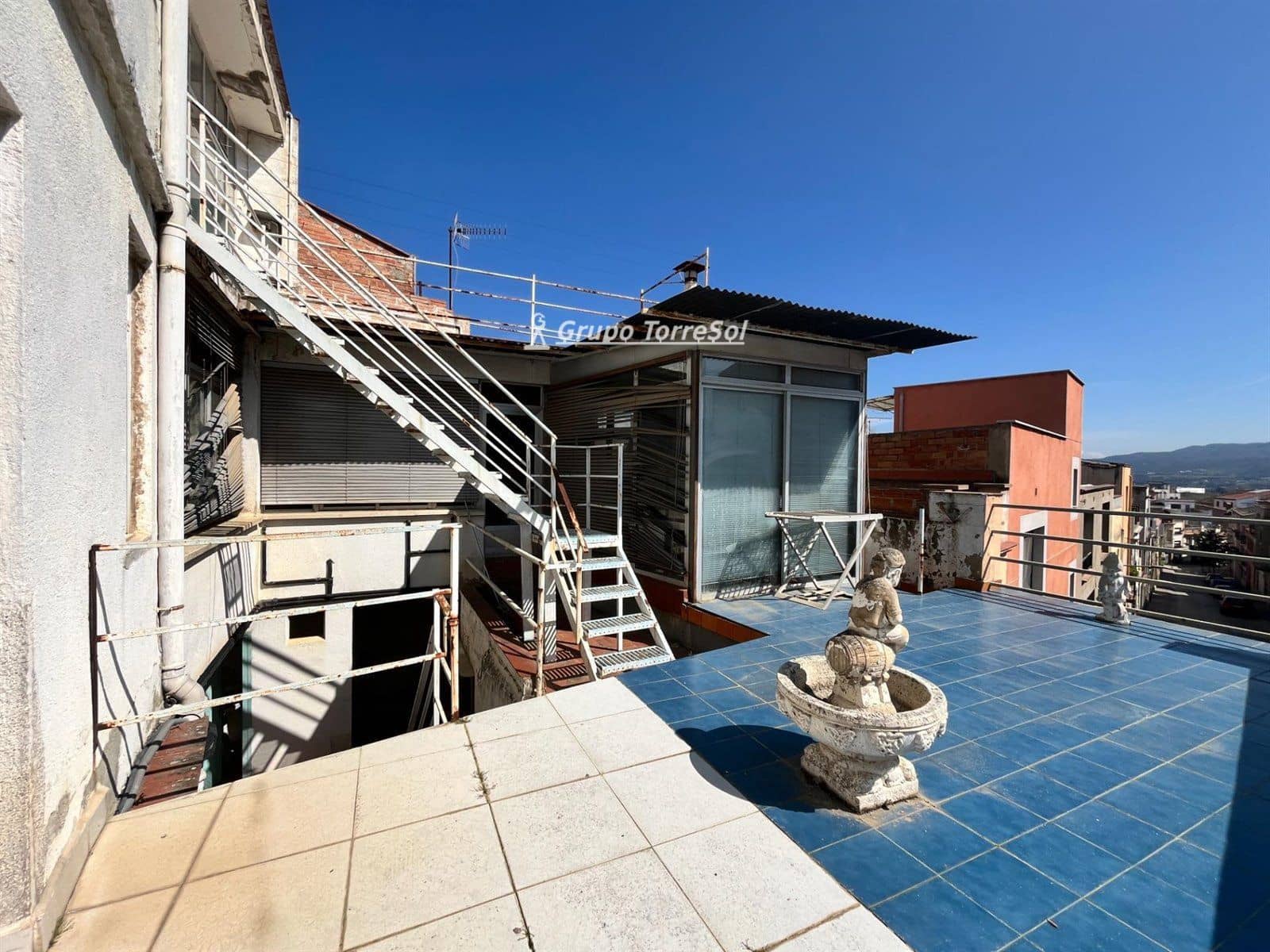 6 bedroom Villa for sale in Sant Sadurni d'Anoia with garage - € 300,000 (Ref: 9534621)