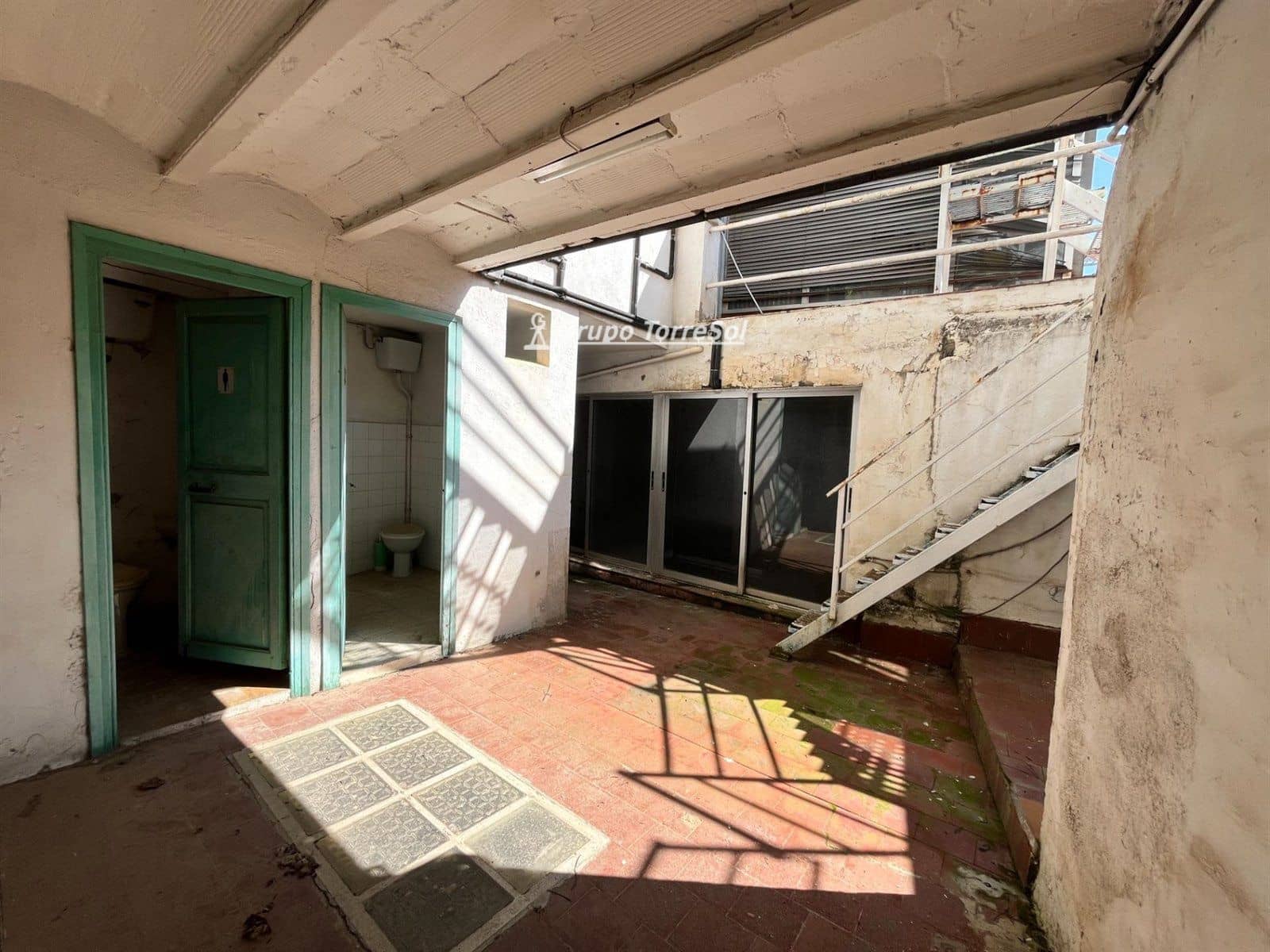 6 bedroom Villa for sale in Sant Sadurni d'Anoia with garage - € 300,000 (Ref: 9534621)