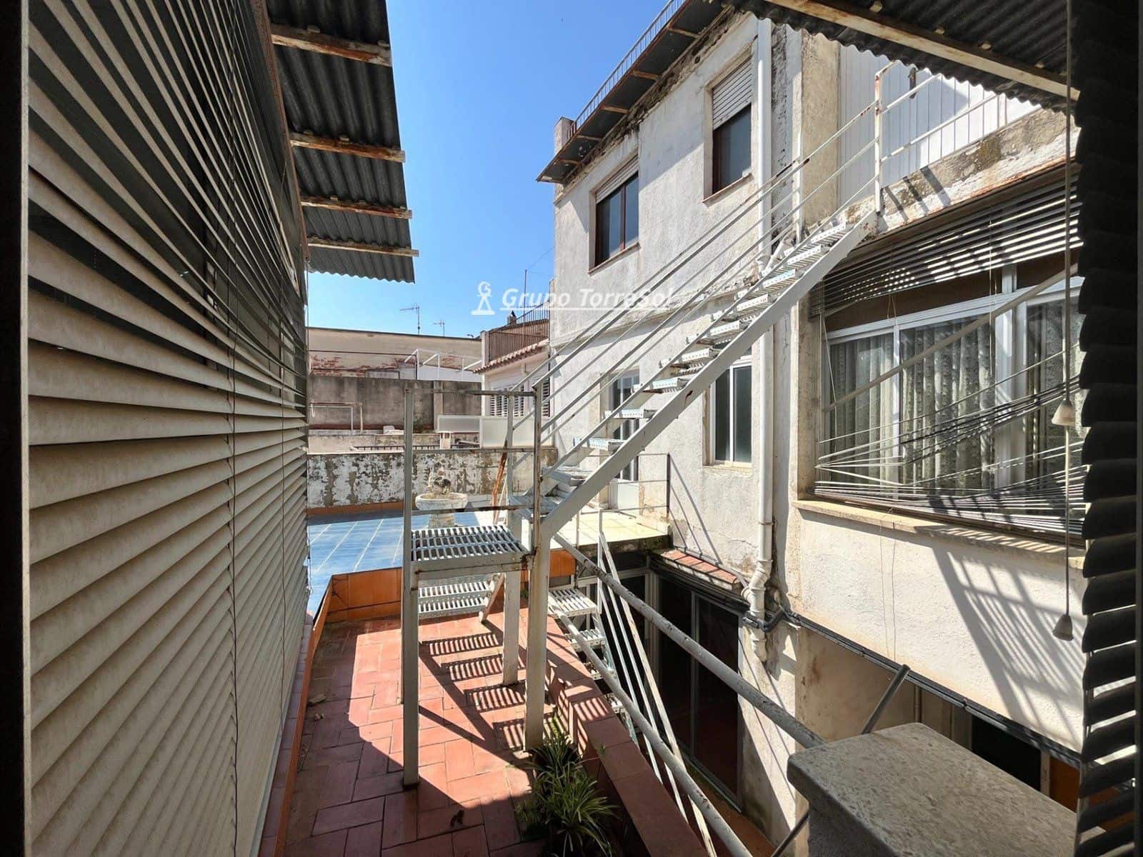 6 bedroom Villa for sale in Sant Sadurni d'Anoia with garage - € 300,000 (Ref: 9534621)