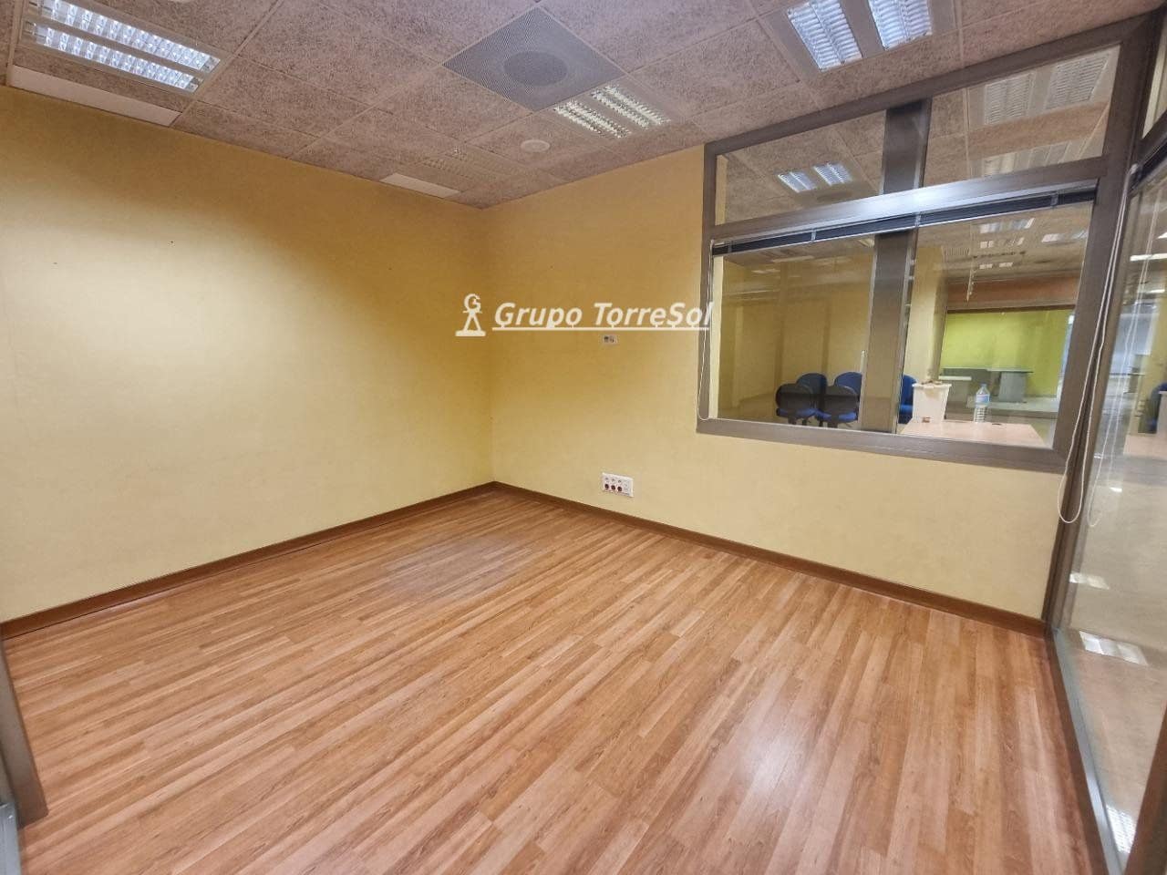 Commercial for rent in Torredembarra - € 1,800 (Ref: 9534660)