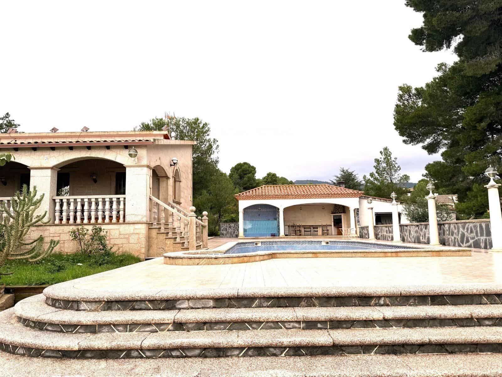 Chalet de 3 habitaciones en Alcover en venta con piscina garaje - 455.000 € (Ref: 9534687)