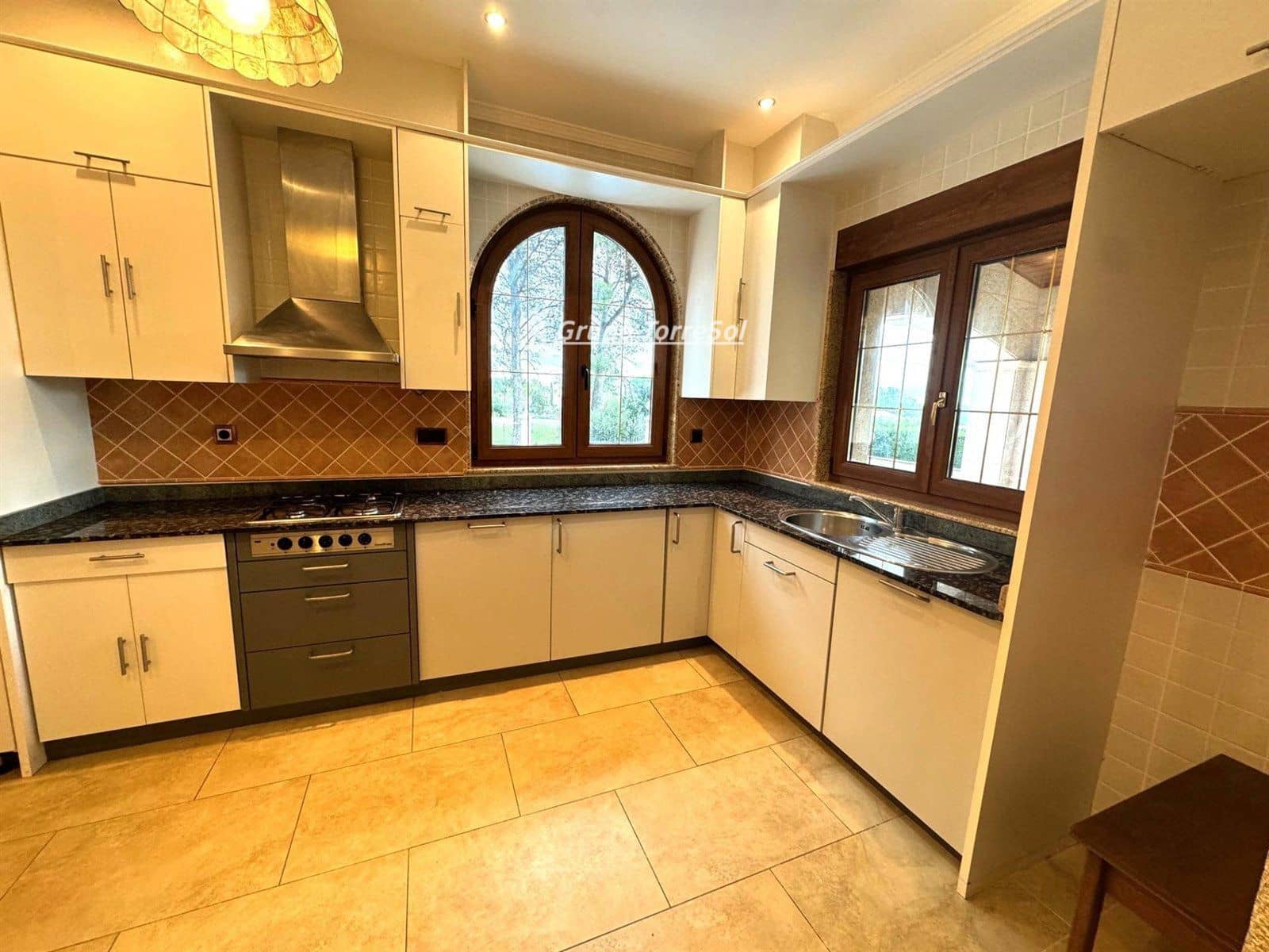 Chalet de 3 habitaciones en Alcover en venta con piscina garaje - 455.000 € (Ref: 9534687)