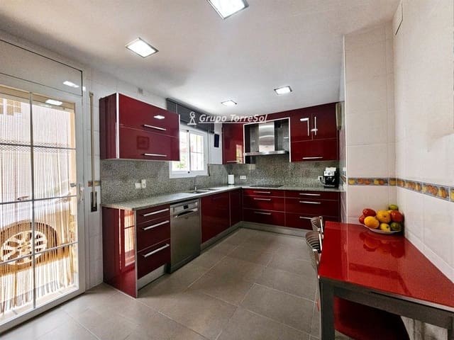 4 quarto Moradia para venda em Canyelles com piscina garagem - 430 000 € (Ref: 9534707)
