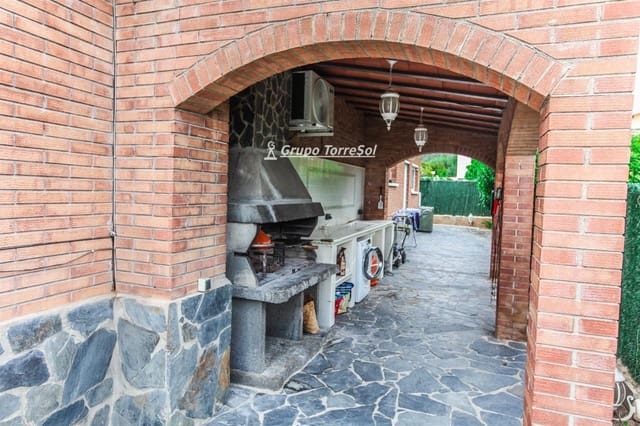 5 soverom Villa til salgs i Roda de Barà med svømmebasseng garasje - € 690 000 (Ref: 9536162)