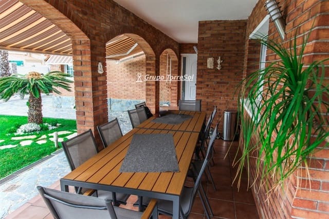 5 soverom Villa til salgs i Roda de Barà med svømmebasseng garasje - € 690 000 (Ref: 9536162)