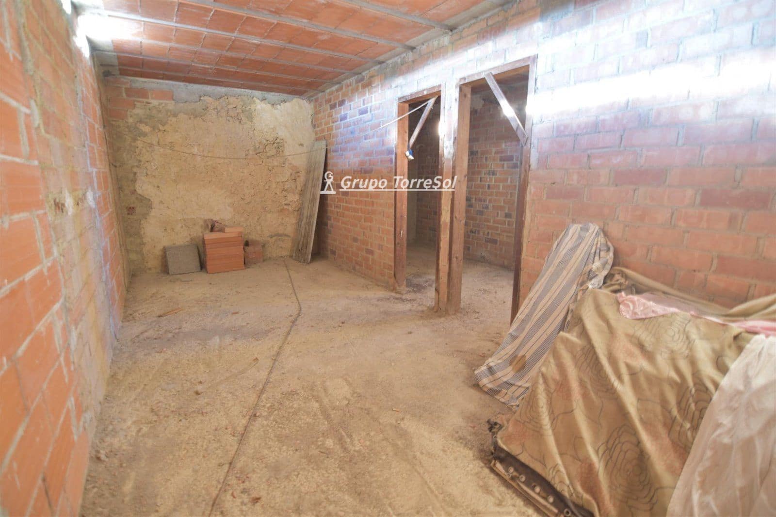 6 soverom Villa til salgs i Albinyana - € 120 000 (Ref: 9536184)