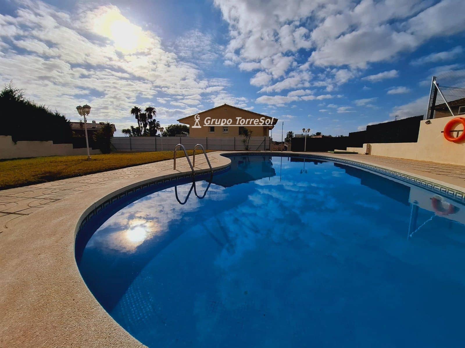 4 makuuhuone Omakotitalo myytävänä paikassa Calafell mukana uima-altaan 
autotalli - 480 000 € (Ref: 9536206)