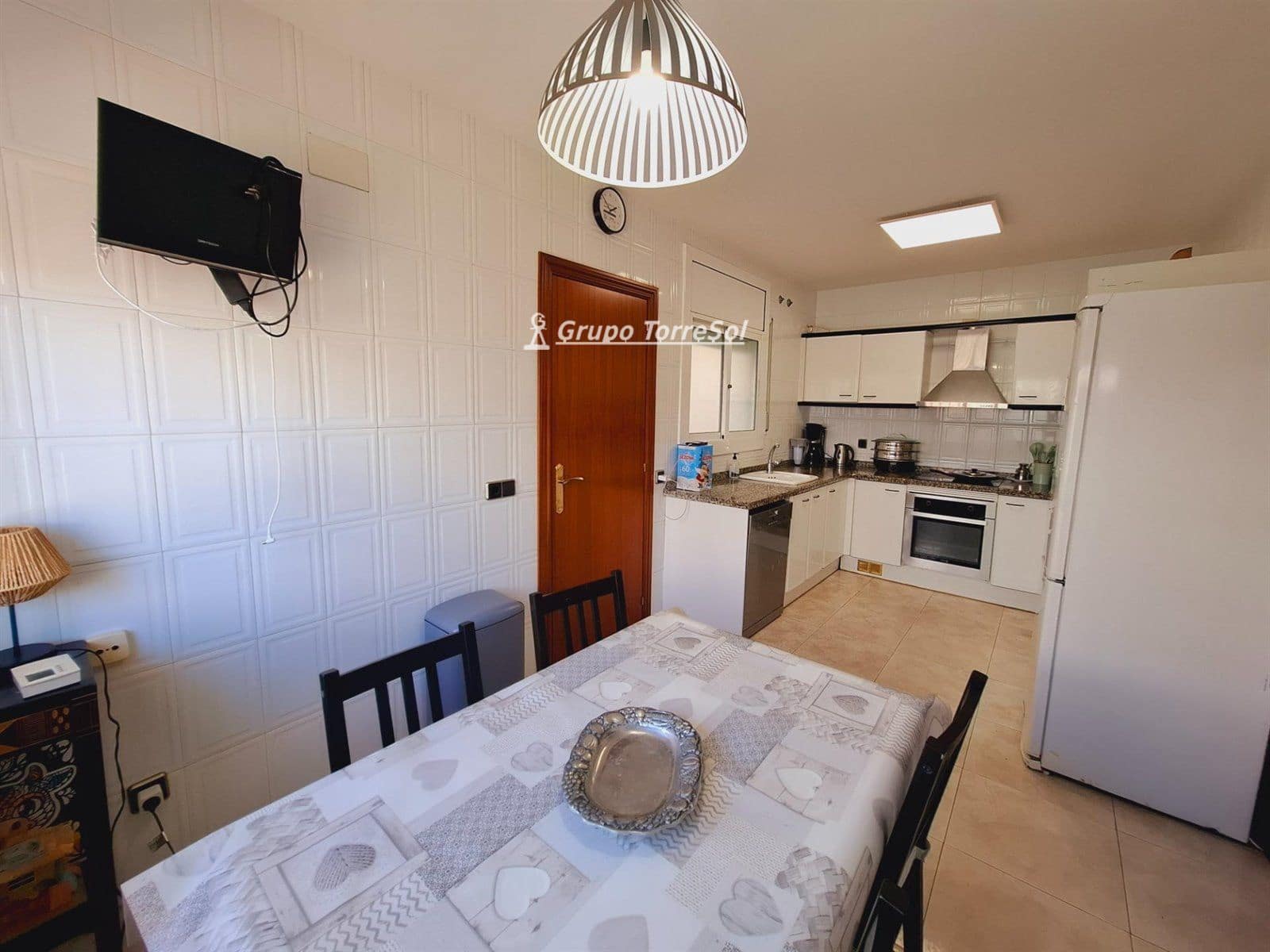 4 makuuhuone Omakotitalo myytävänä paikassa Calafell mukana uima-altaan 
autotalli - 480 000 € (Ref: 9536206)