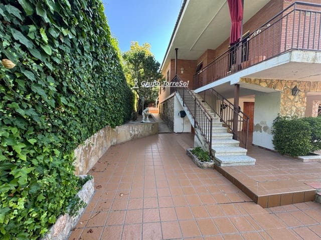 4 makuuhuone Huvila myytävänä paikassa Calafell mukana uima-altaan - 295 000 € (Ref: 9536229)