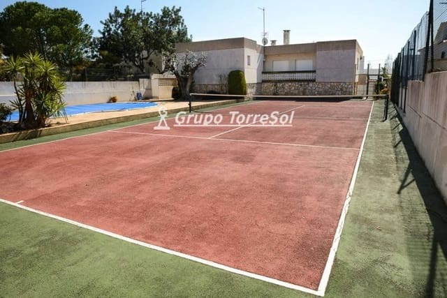 4 slaapkamer Villa te koop in Calafell met zwembad garage - € 550.000 (Ref: 9553133)