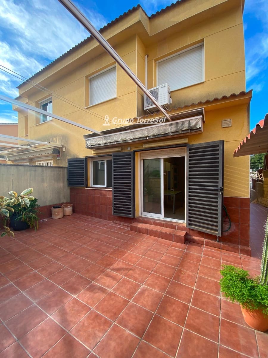 4 bedroom Townhouse for sale in Segur de Calafell with garage - € 357,000 (Ref: 9611976)