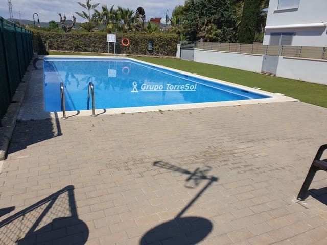 Casa de 4 habitaciones en Roda de Barà en venta con piscina - 240.000 € (Ref: 9626517)