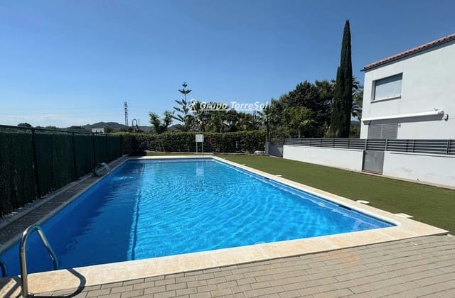 4 soveværelse Byhus til salg i Roda de Barà med swimmingpool - € 240.000 (Ref: 9626517)
