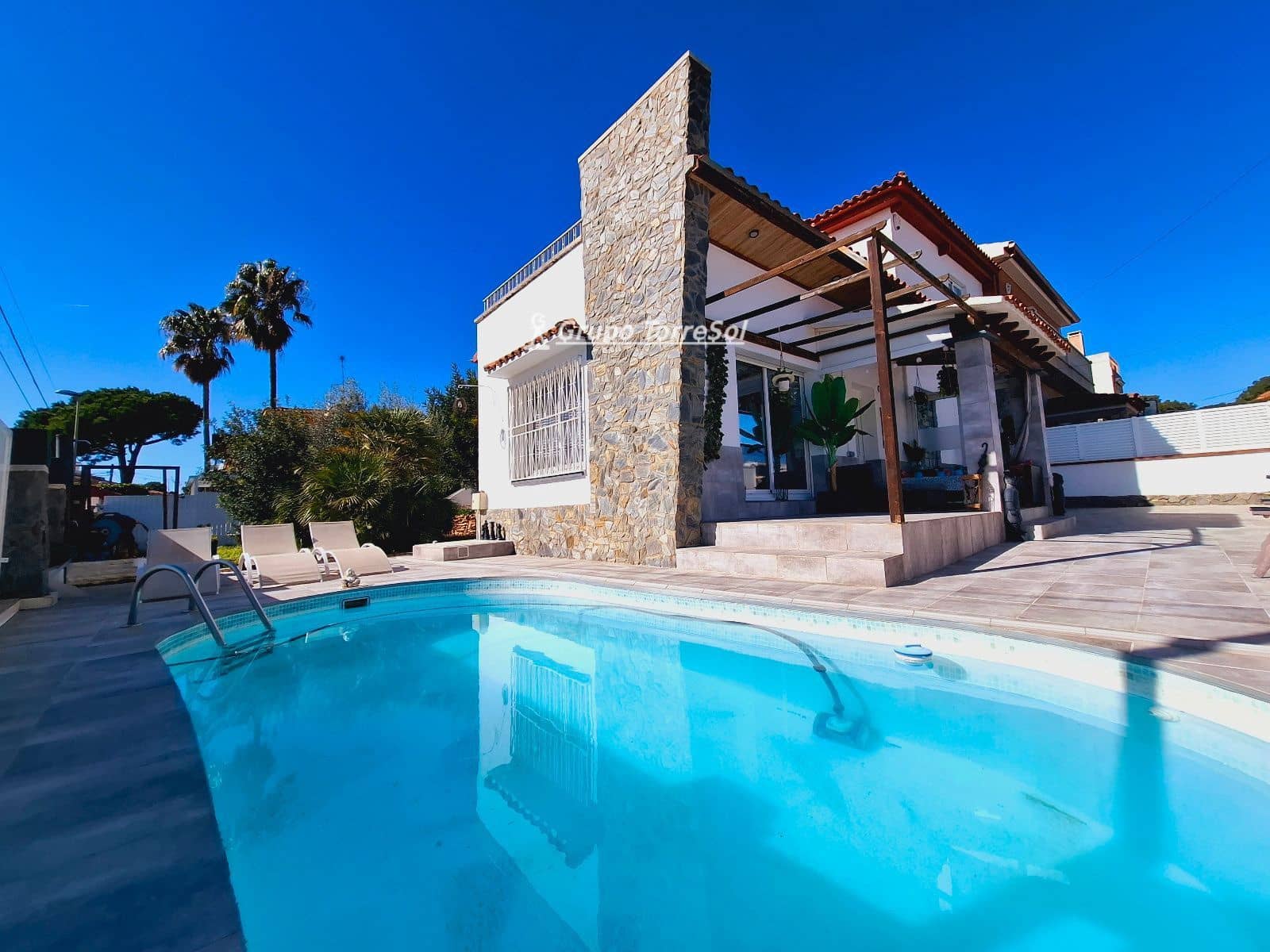 4 makuuhuone Huvila myytävänä paikassa Cunit mukana uima-altaan 
autotalli - 425 000 € (Ref: 9656871)