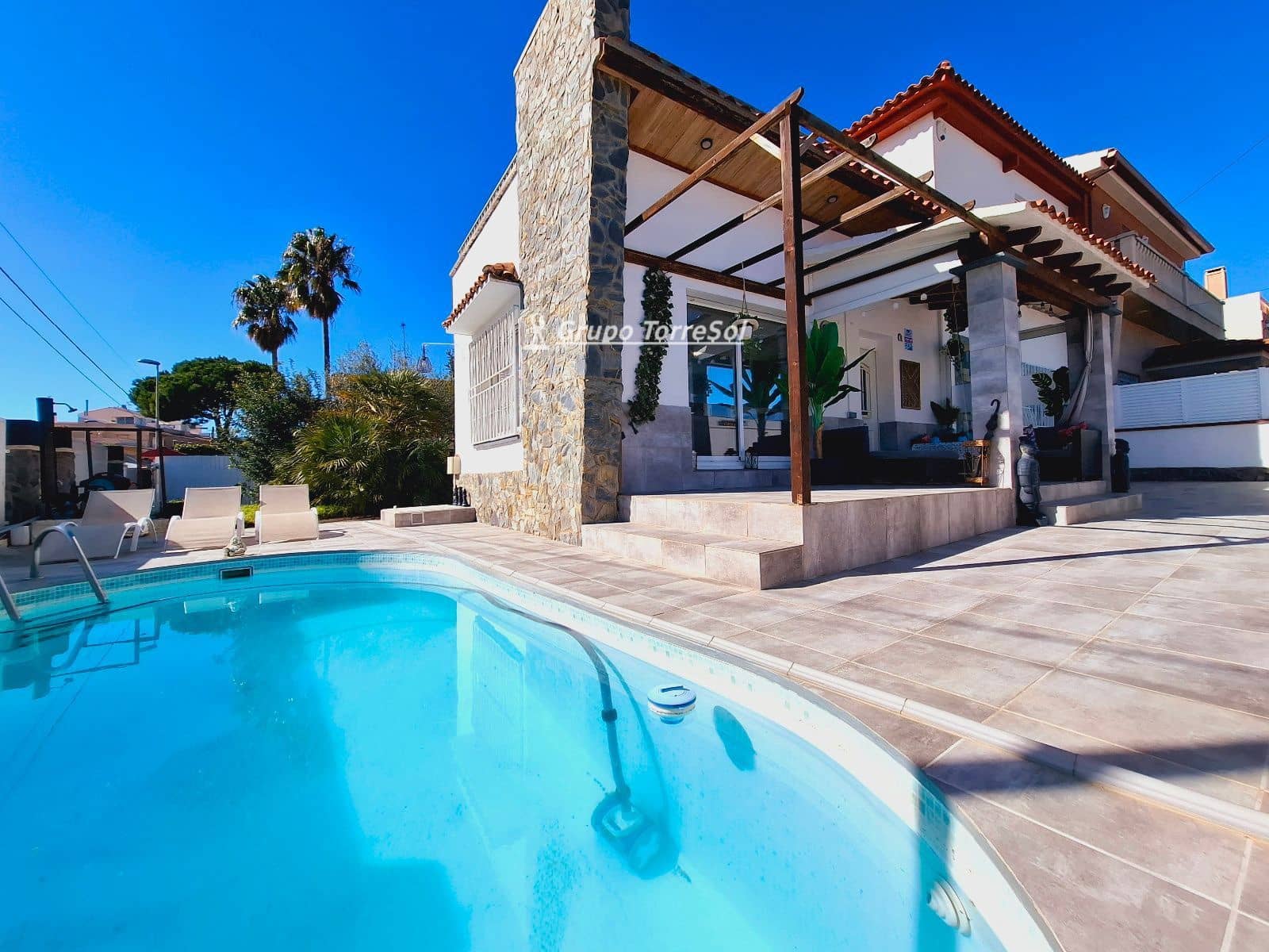 4 makuuhuone Huvila myytävänä paikassa Cunit mukana uima-altaan 
autotalli - 425 000 € (Ref: 9656871)