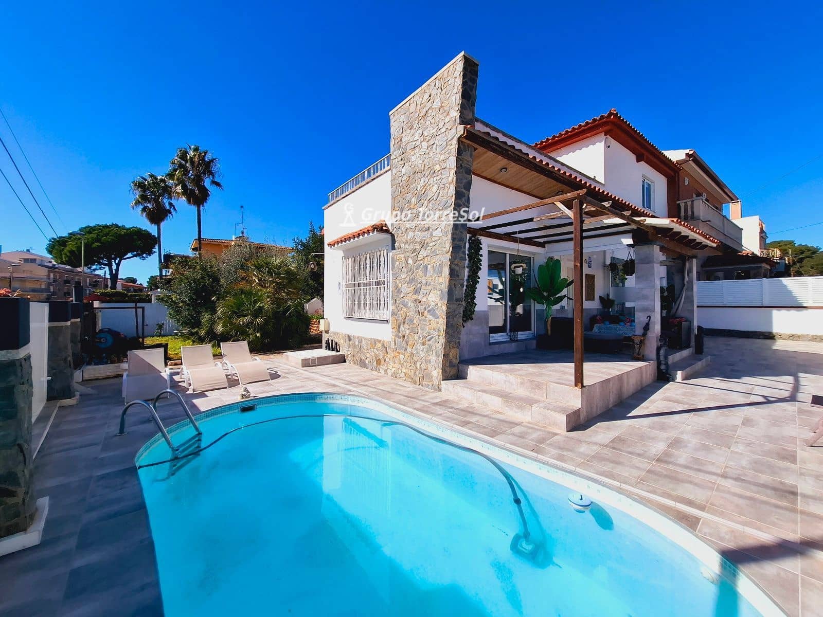 4 makuuhuone Huvila myytävänä paikassa Cunit mukana uima-altaan 
autotalli - 425 000 € (Ref: 9656871)