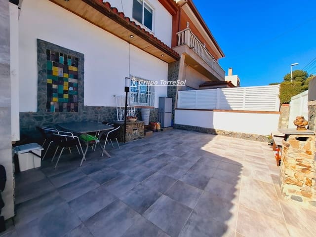 4 makuuhuone Huvila myytävänä paikassa Cunit mukana uima-altaan 
autotalli - 425 000 € (Ref: 9656871)