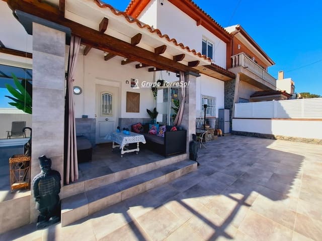 4 makuuhuone Huvila myytävänä paikassa Cunit mukana uima-altaan 
autotalli - 425 000 € (Ref: 9656871)