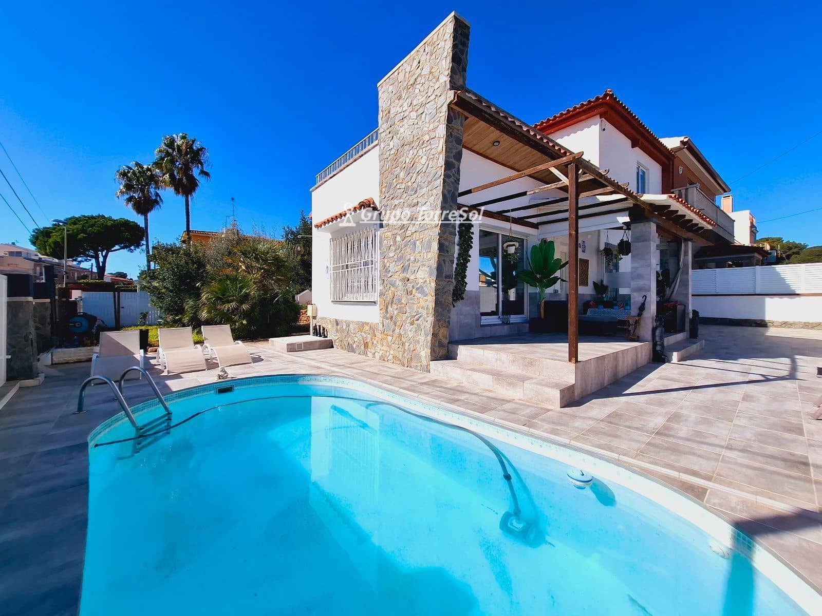 4 makuuhuone Huvila myytävänä paikassa Cunit mukana uima-altaan 
autotalli - 425 000 € (Ref: 9656871)