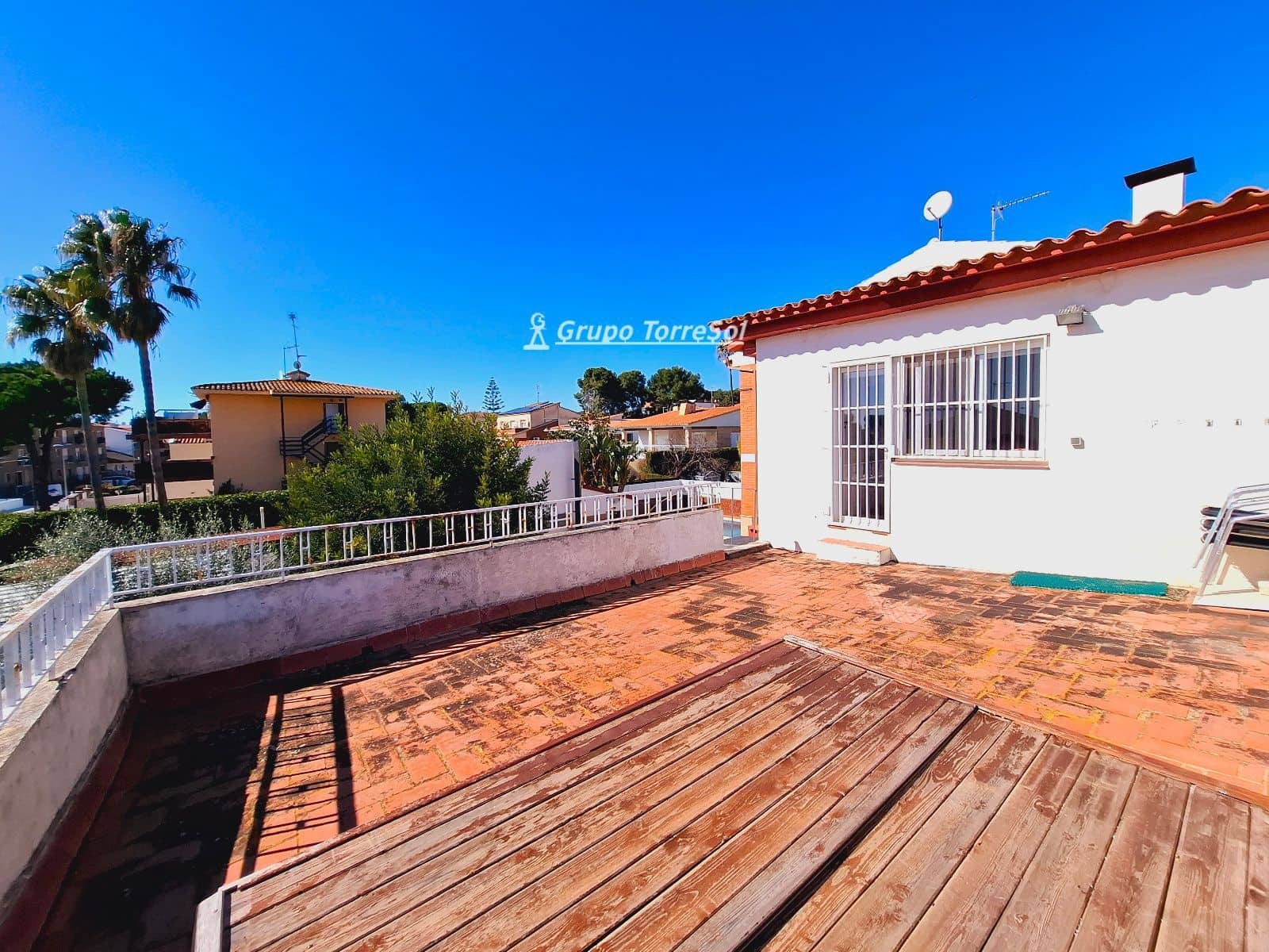 4 makuuhuone Huvila myytävänä paikassa Cunit mukana uima-altaan 
autotalli - 425 000 € (Ref: 9656871)