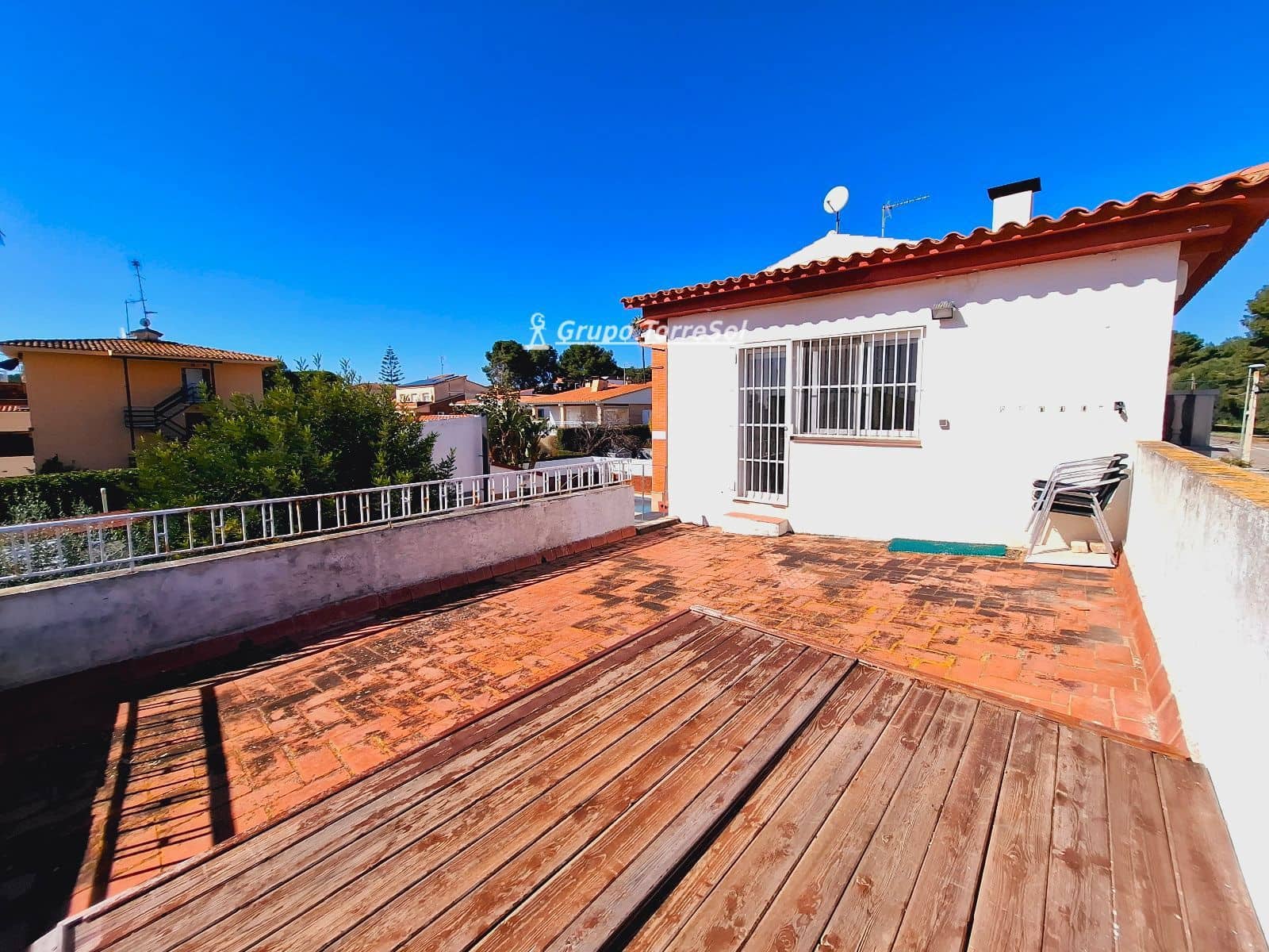 4 makuuhuone Huvila myytävänä paikassa Cunit mukana uima-altaan 
autotalli - 425 000 € (Ref: 9656871)