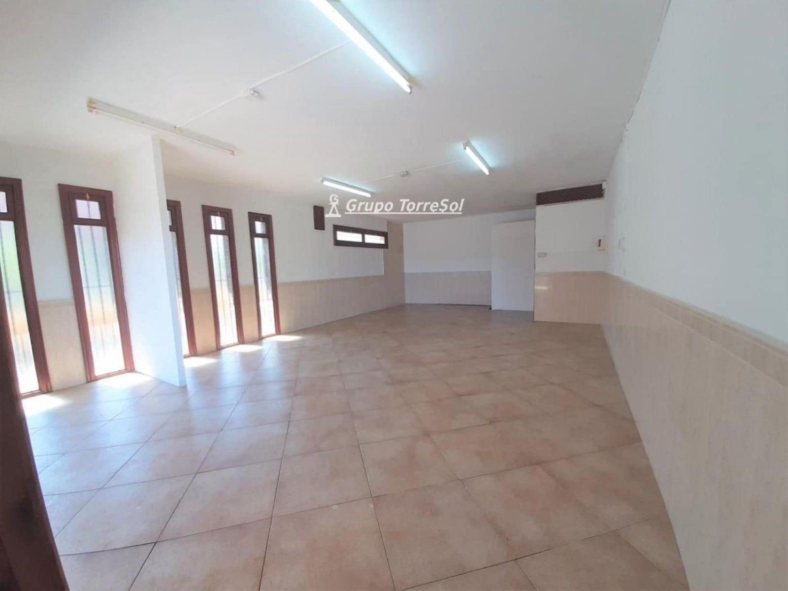 Commercial for rent in Torredembarra - € 390 (Ref: 9697896)