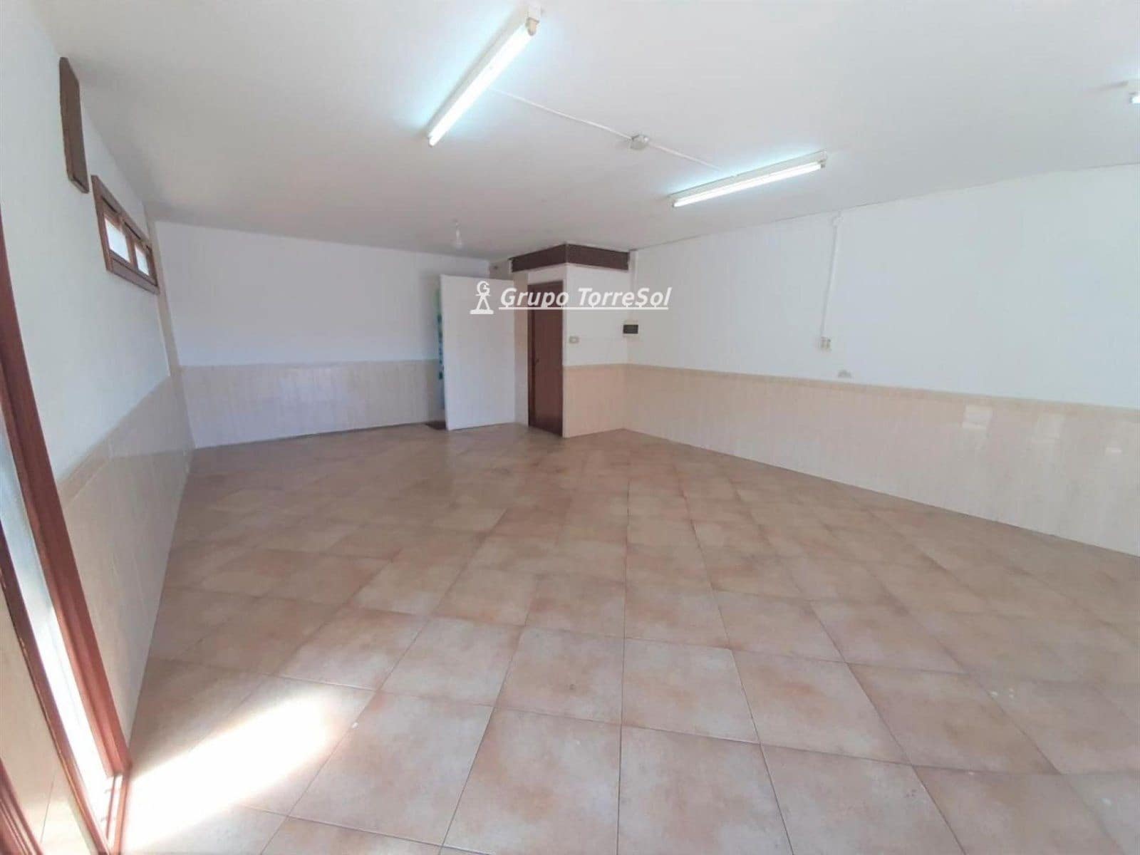 Commercial for rent in Torredembarra - € 390 (Ref: 9697896)