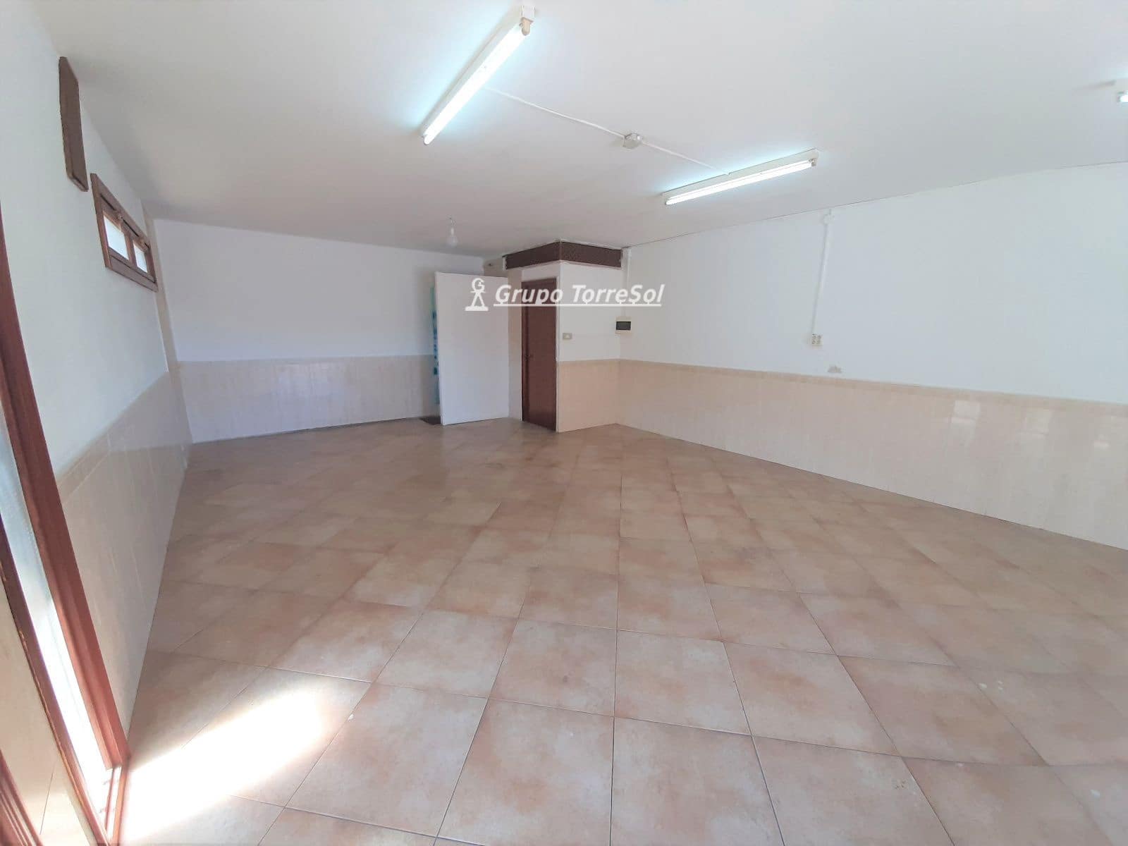 Commercial for rent in Torredembarra - € 390 (Ref: 9697896)
