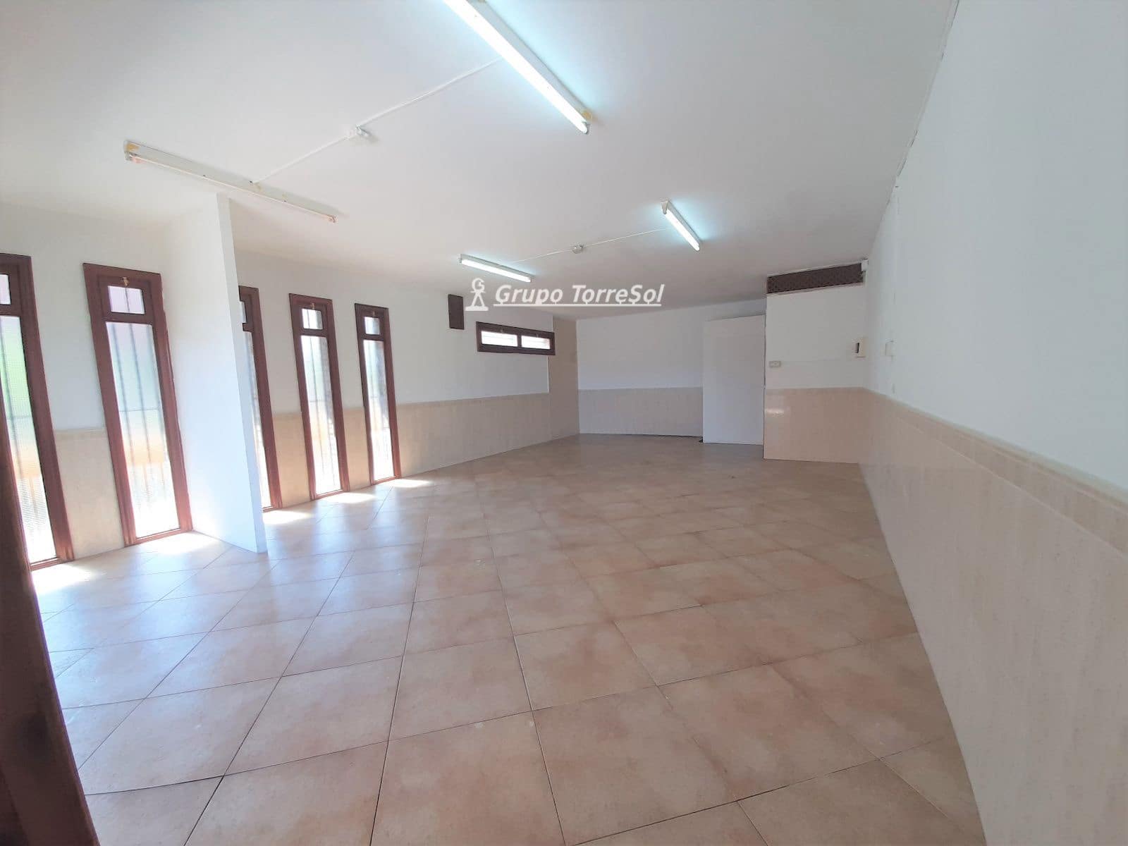 Commercial for rent in Torredembarra - € 390 (Ref: 9697896)