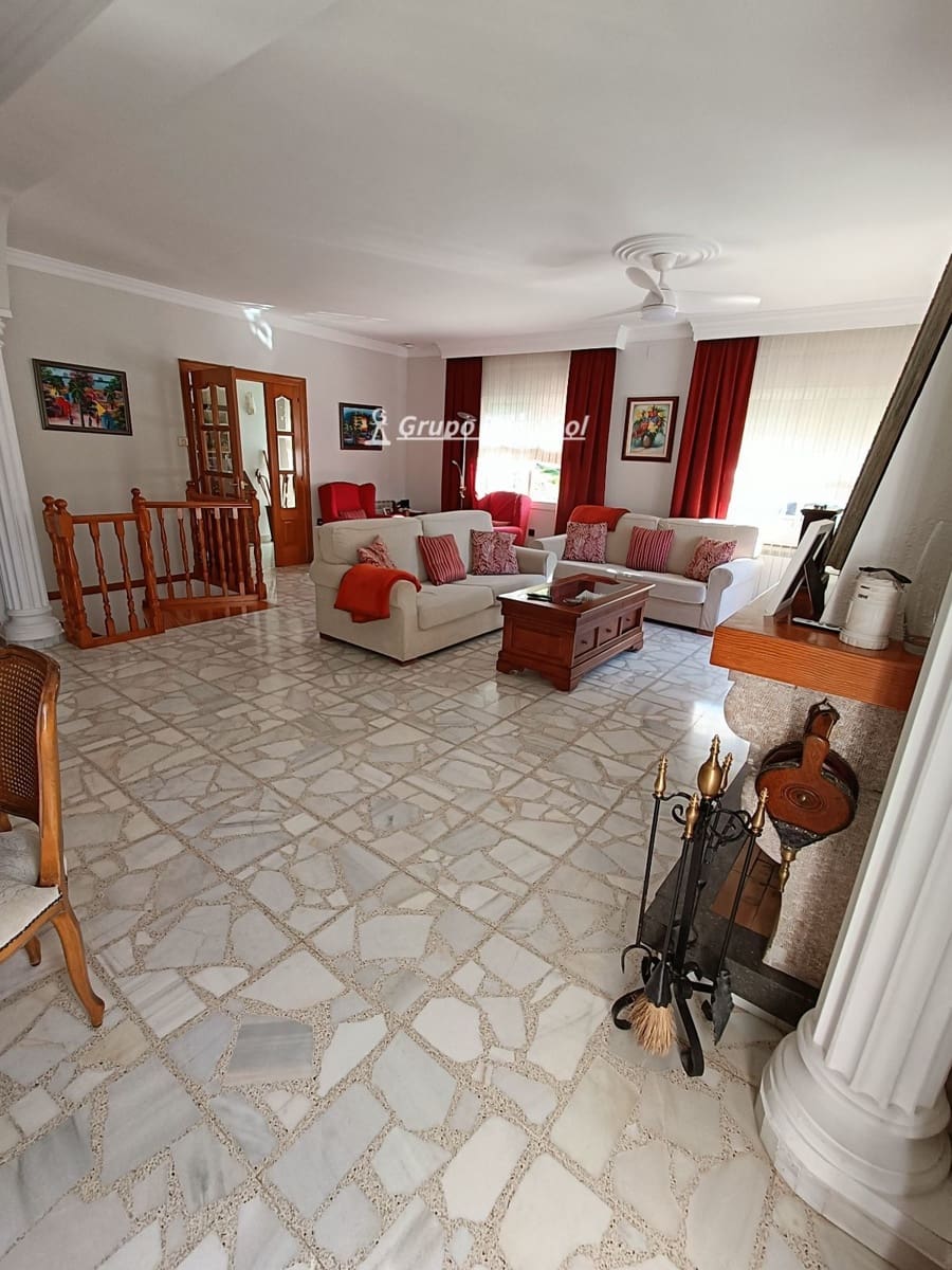 6 bedroom Villa for sale in Segur de Calafell with pool garage - € 480,000 (Ref: 9700202)