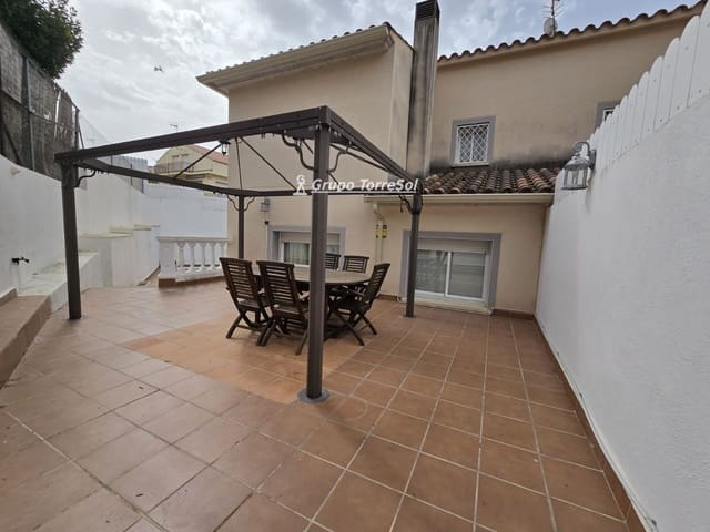 4 sovrum Villa till salu i Roda de Barà med pool garage - 440 000 € (Ref: 9768888)