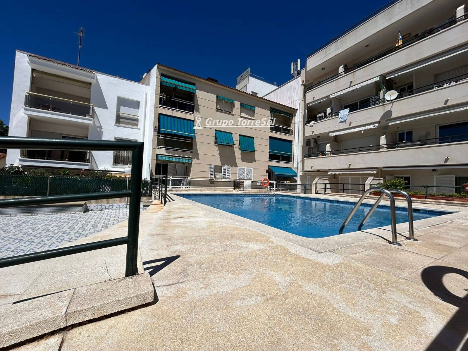 Piso de 3 habitaciones en Calafell en venta con piscina garaje - 239.000 € (Ref: 9839948)