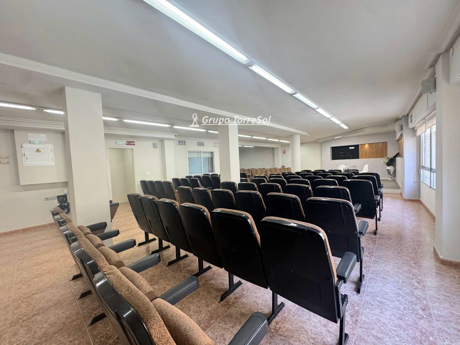 Commercial for sale in Elche / Elx - € 160,000 (Ref: 9857790)