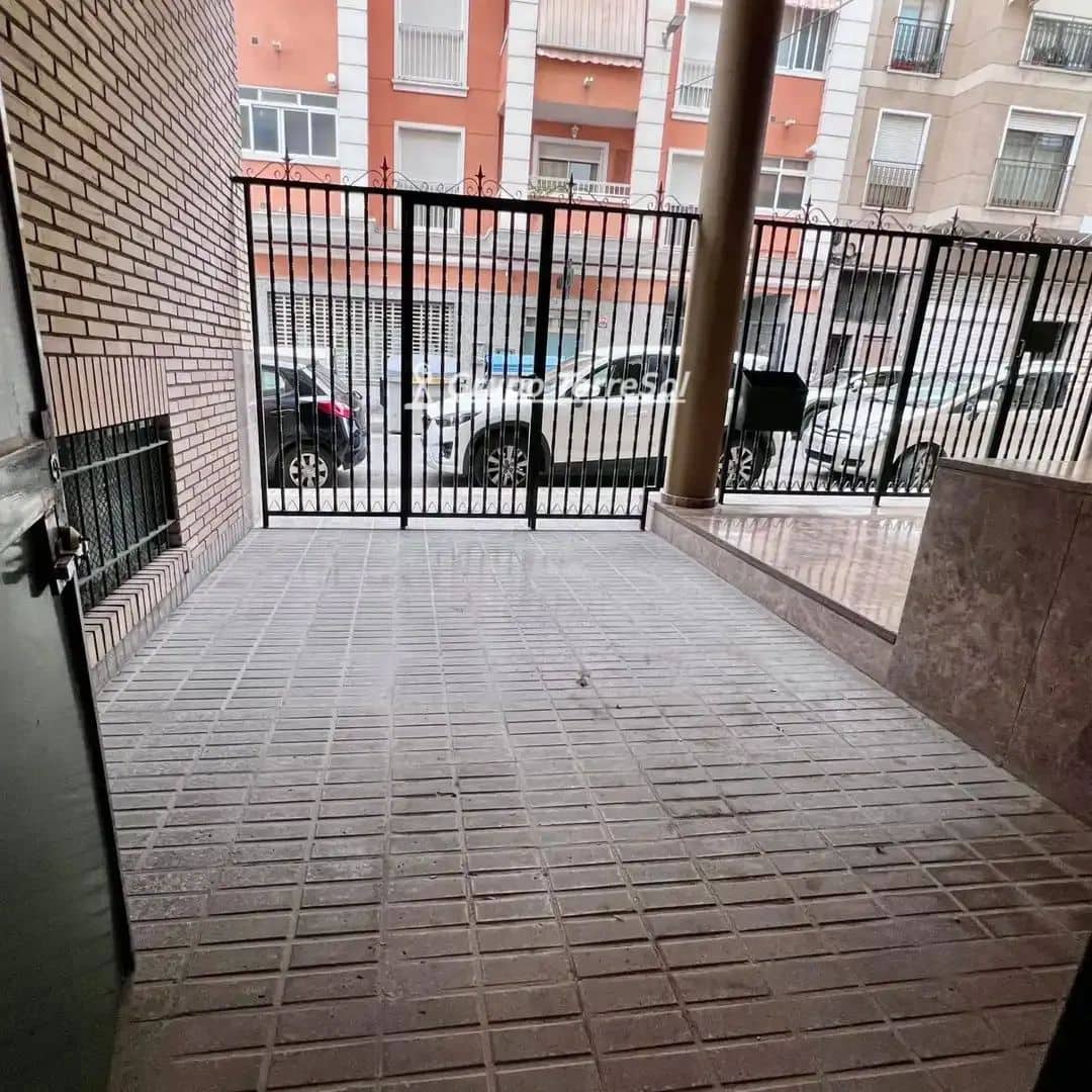 Commercial for sale in Elche / Elx - € 160,000 (Ref: 9857790)