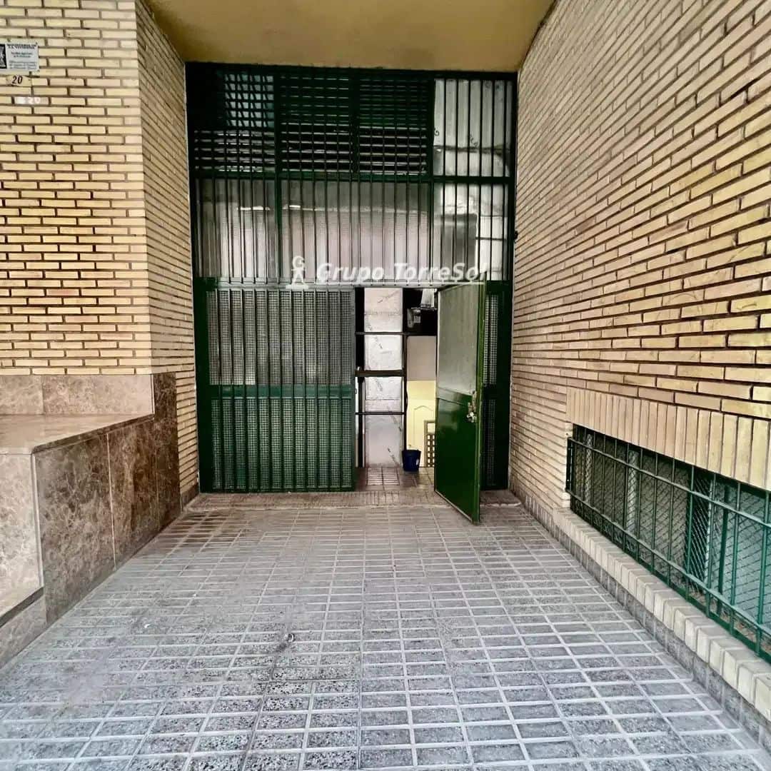 Commercial for sale in Elche / Elx - € 160,000 (Ref: 9857790)