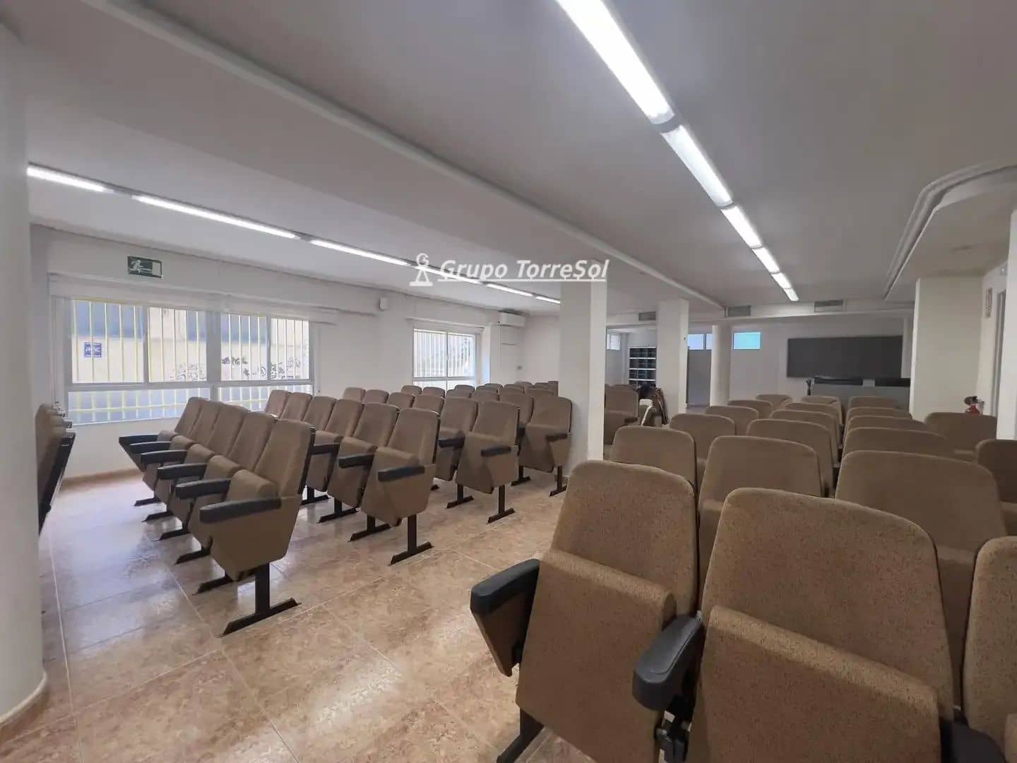 Commercial for sale in Elche / Elx - € 160,000 (Ref: 9857790)