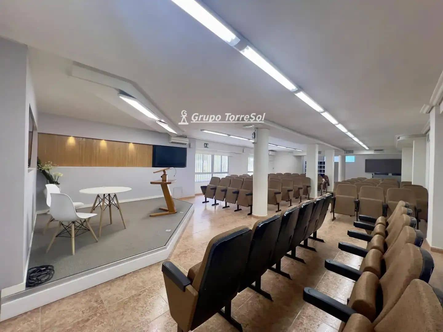 Commercial for sale in Elche / Elx - € 160,000 (Ref: 9857790)