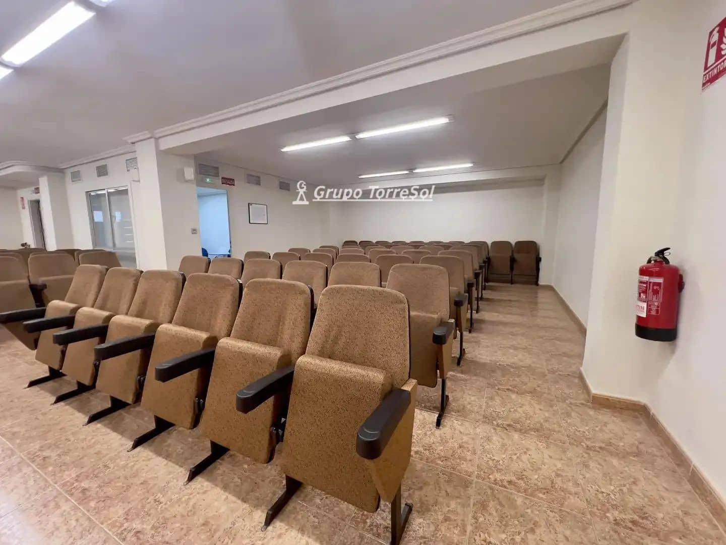 Commercial for sale in Elche / Elx - € 160,000 (Ref: 9857790)