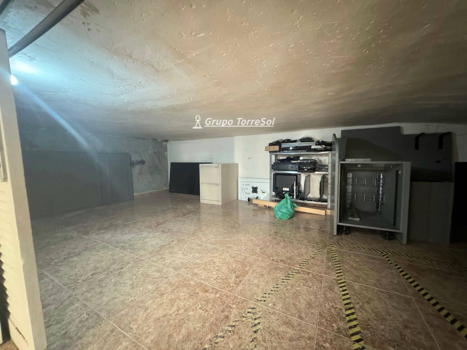 Commercial for sale in Elche / Elx - € 160,000 (Ref: 9857790)