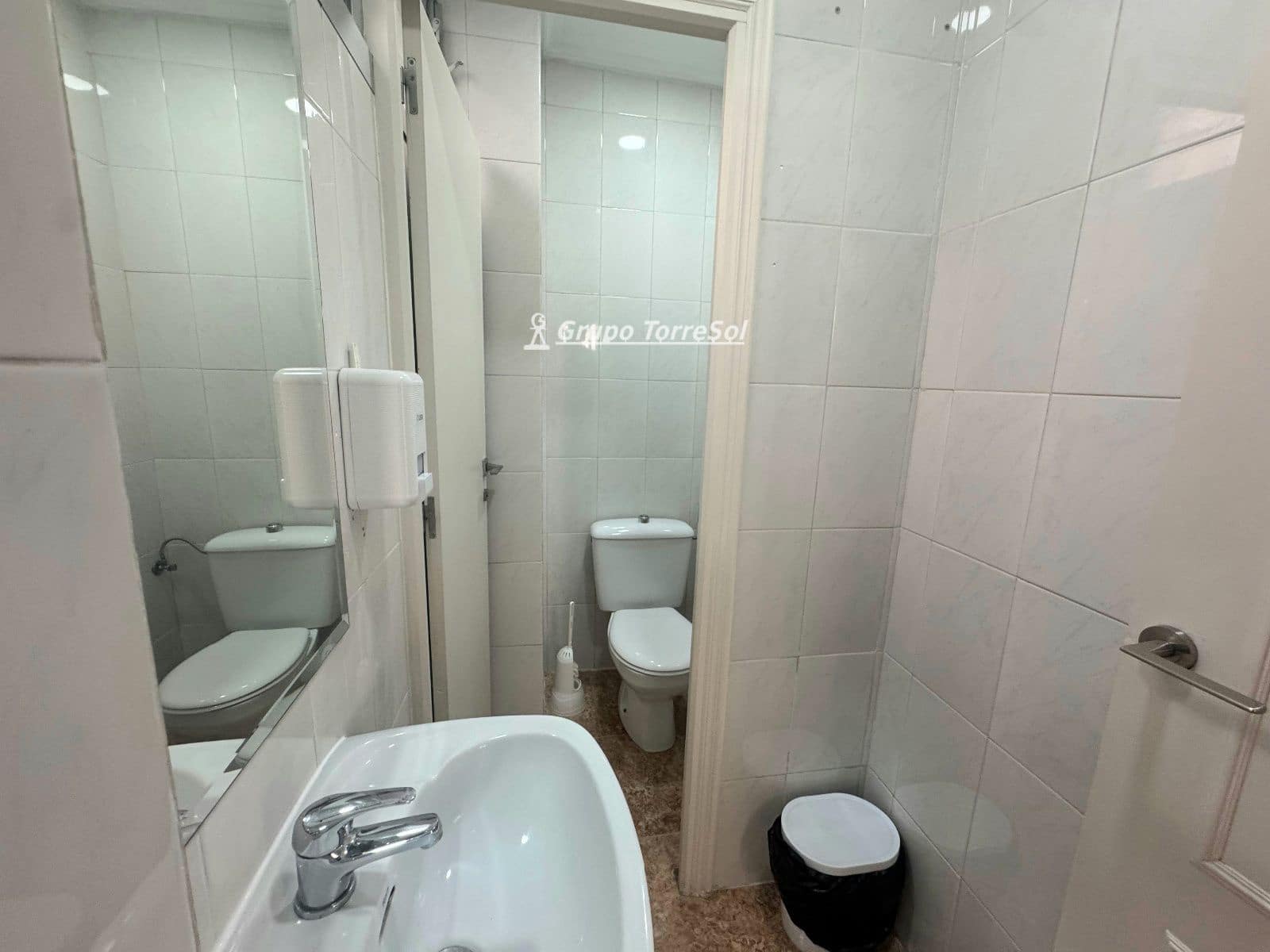 Commercial for sale in Elche / Elx - € 160,000 (Ref: 9857790)