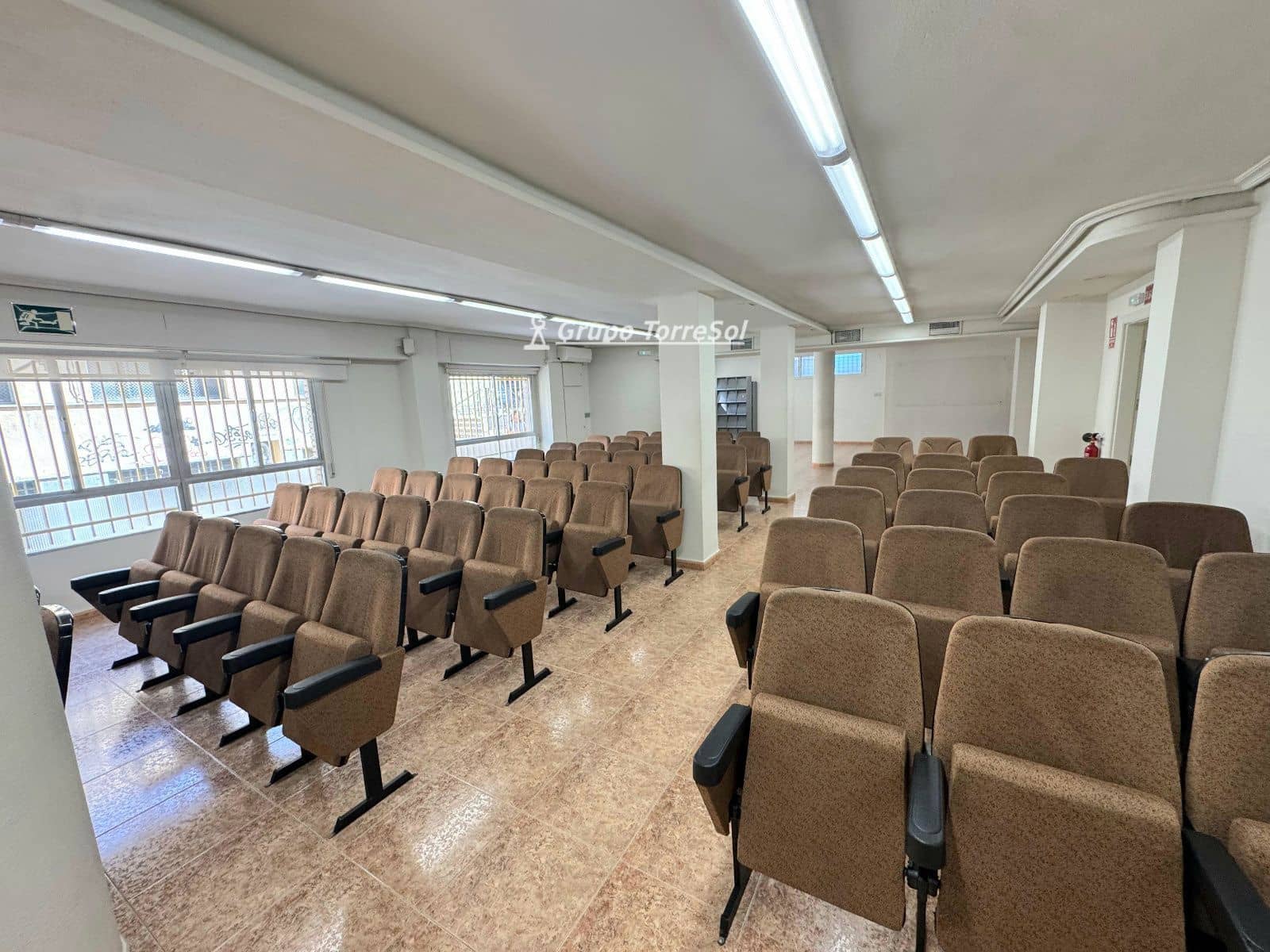 Commercial for sale in Elche / Elx - € 160,000 (Ref: 9857790)