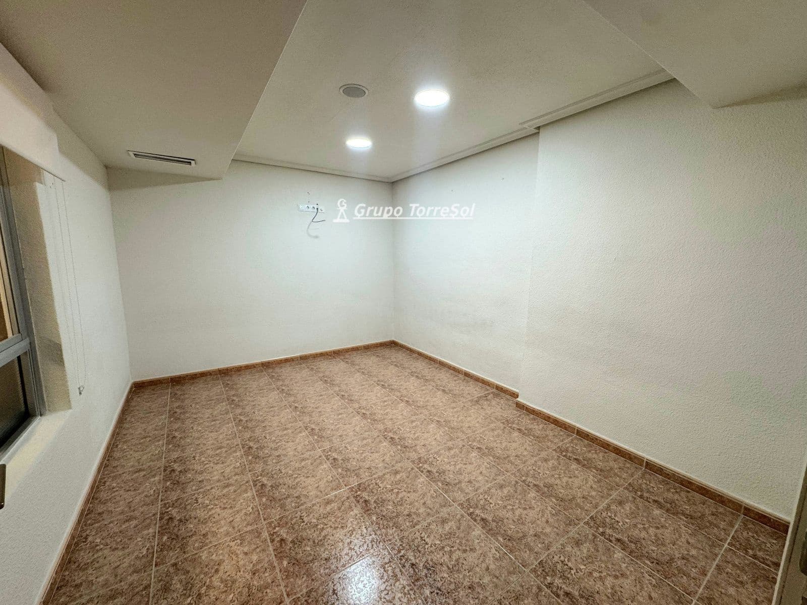 Commercial for sale in Elche / Elx - € 160,000 (Ref: 9857790)