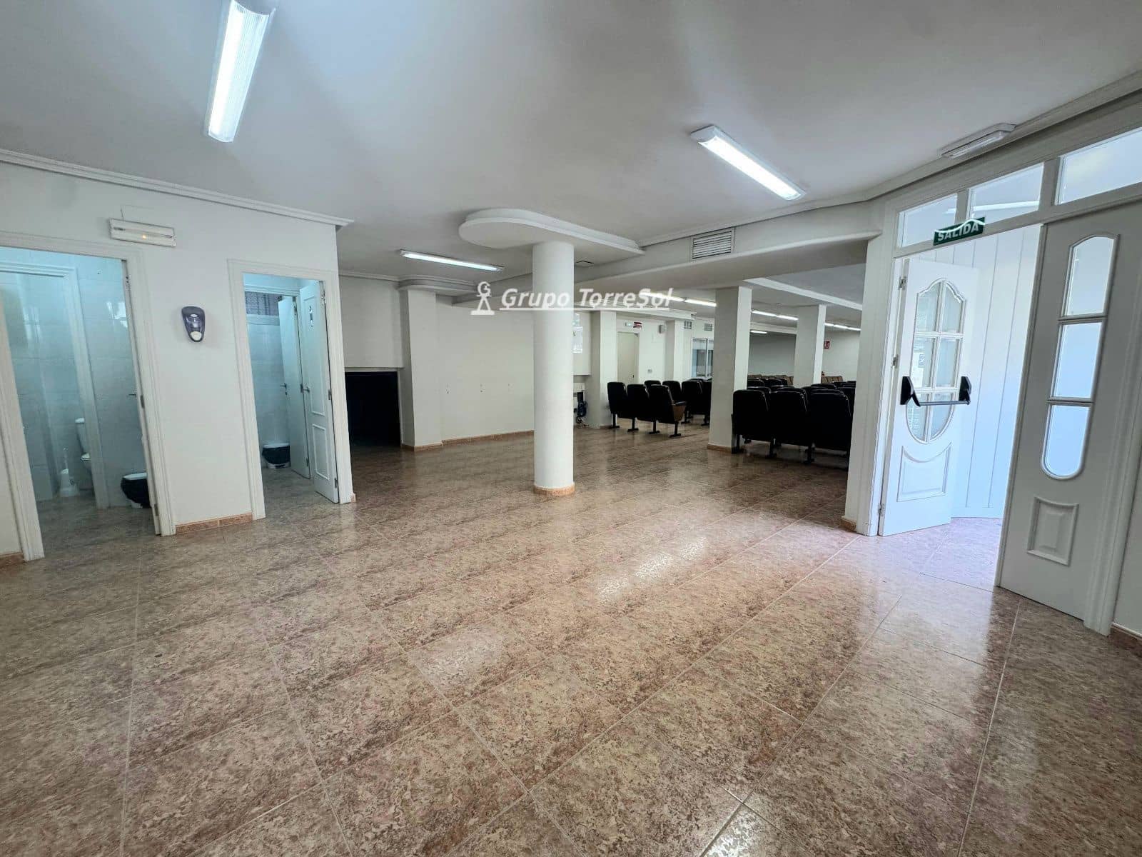 Commercial for sale in Elche / Elx - € 160,000 (Ref: 9857790)