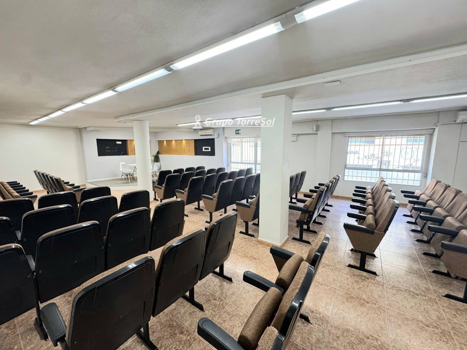 Commercial for sale in Elche / Elx - € 160,000 (Ref: 9857790)
