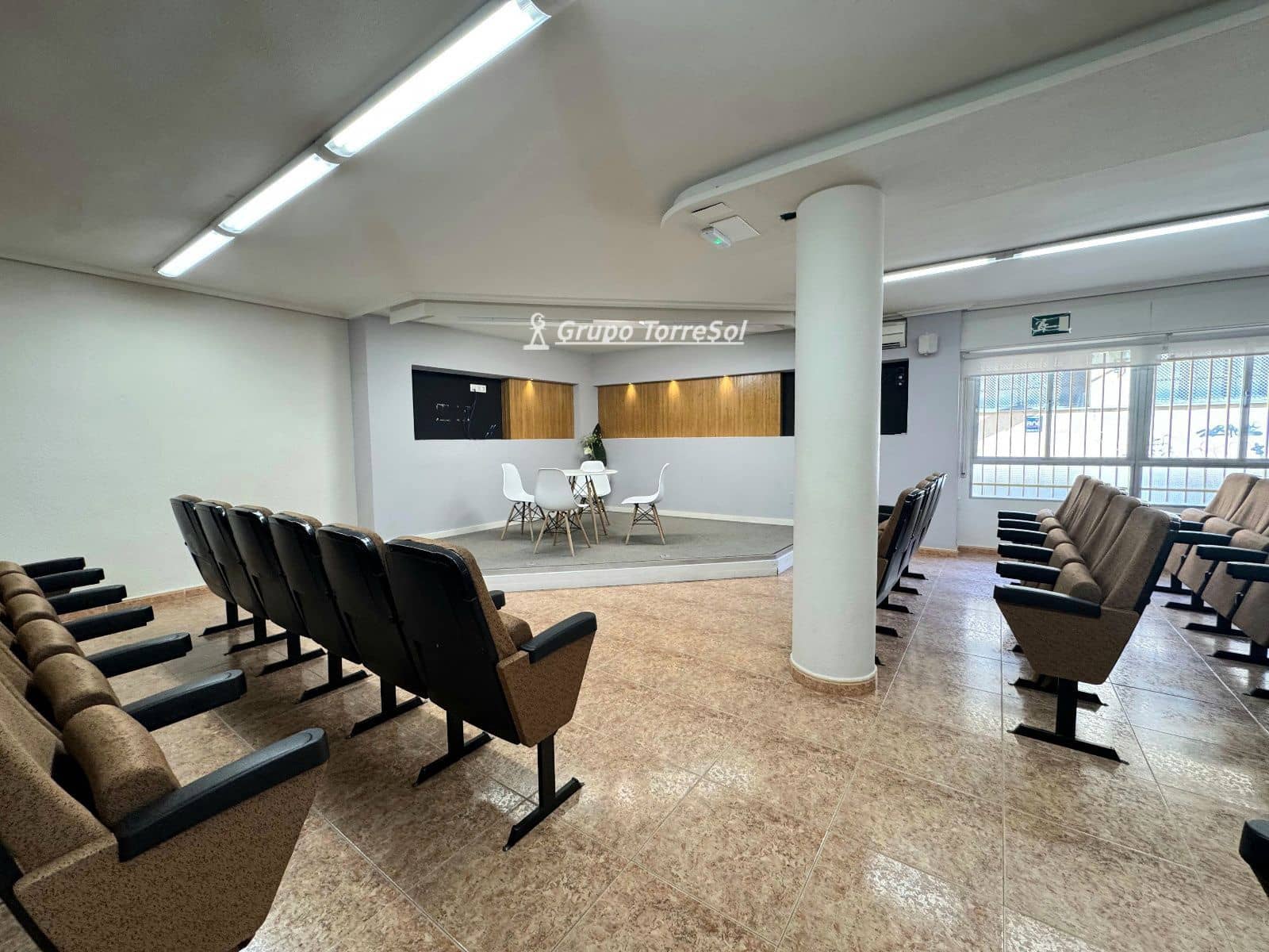 Commercial for sale in Elche / Elx - € 160,000 (Ref: 9857790)