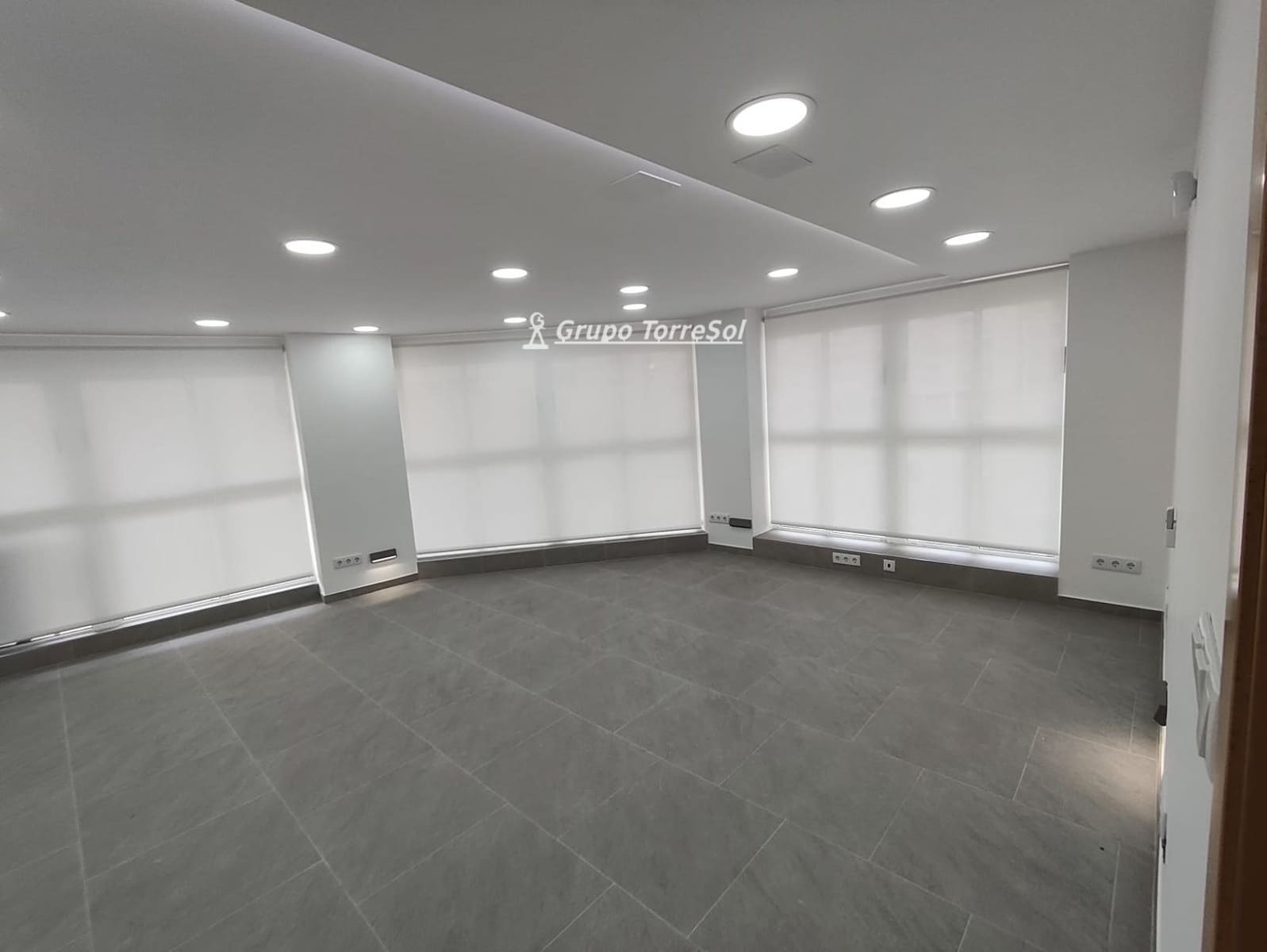 Commercieel te koop in Santa Pola met garage - € 183.000 (Ref: 9866243)