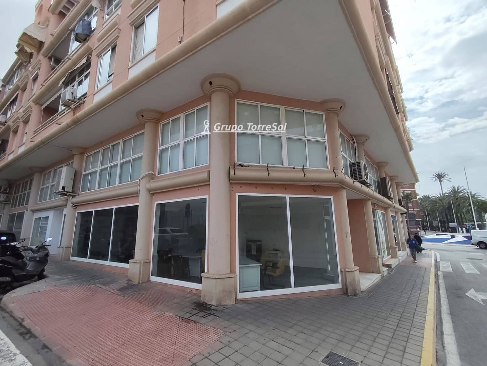 Commercieel te koop in Santa Pola met garage - € 183.000 (Ref: 9866243)