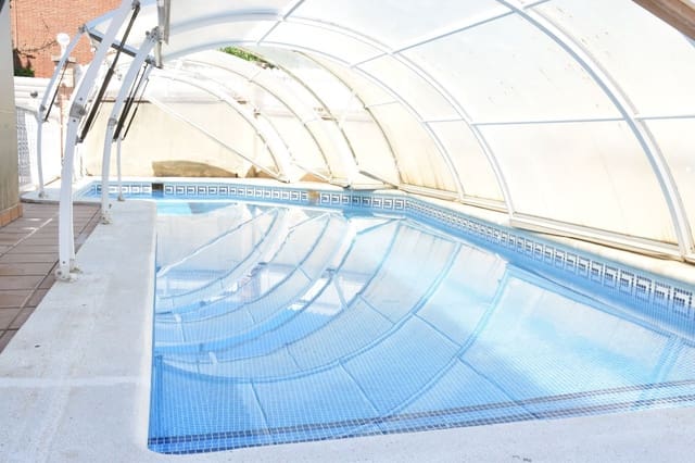 4 soveværelse Villa til salg i El Vendrell med swimmingpool garage - € 499.000 (Ref: 9874378)