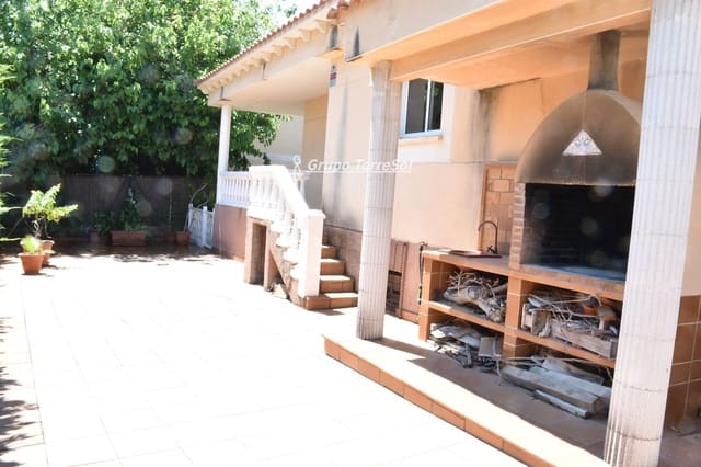4 soveværelse Villa til salg i El Vendrell med swimmingpool garage - € 499.000 (Ref: 9874378)